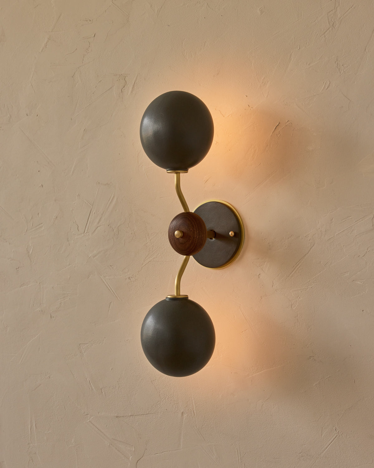 #ceramic-finish_almost black #metal-finish_satin brass #wood-finish_black walnut