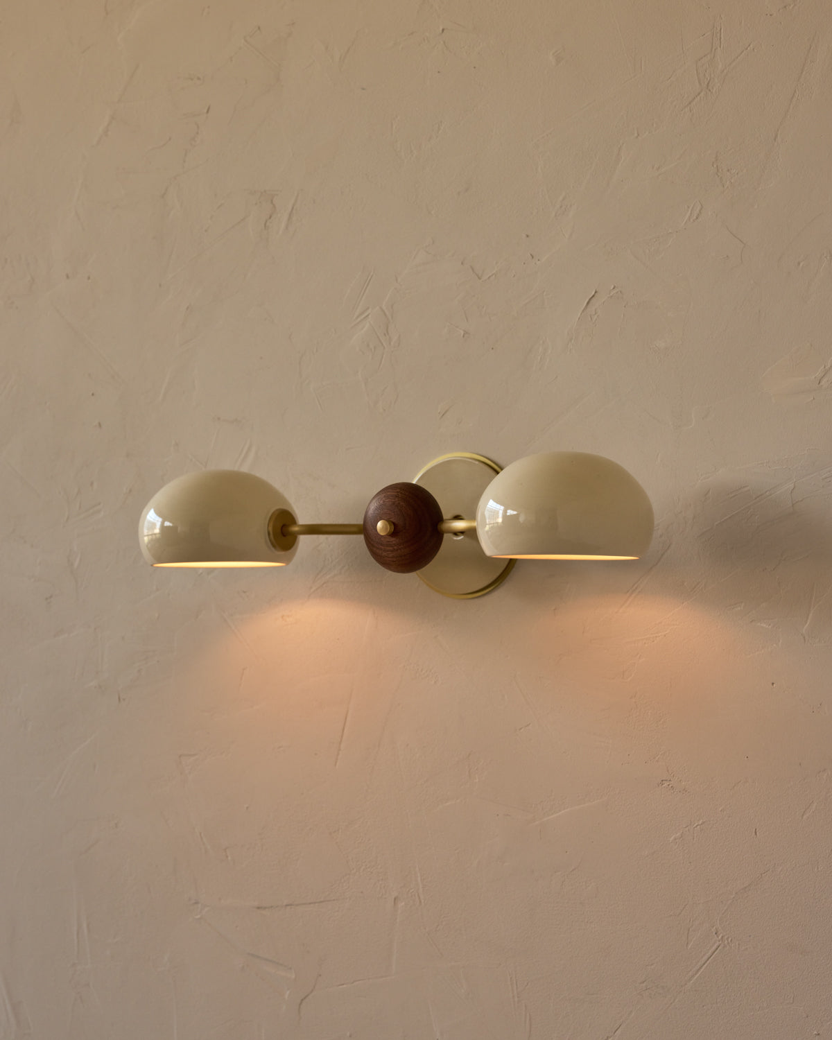 #ceramic-finish_cream #metal-finish_satin brass #wood-finish_black walnut