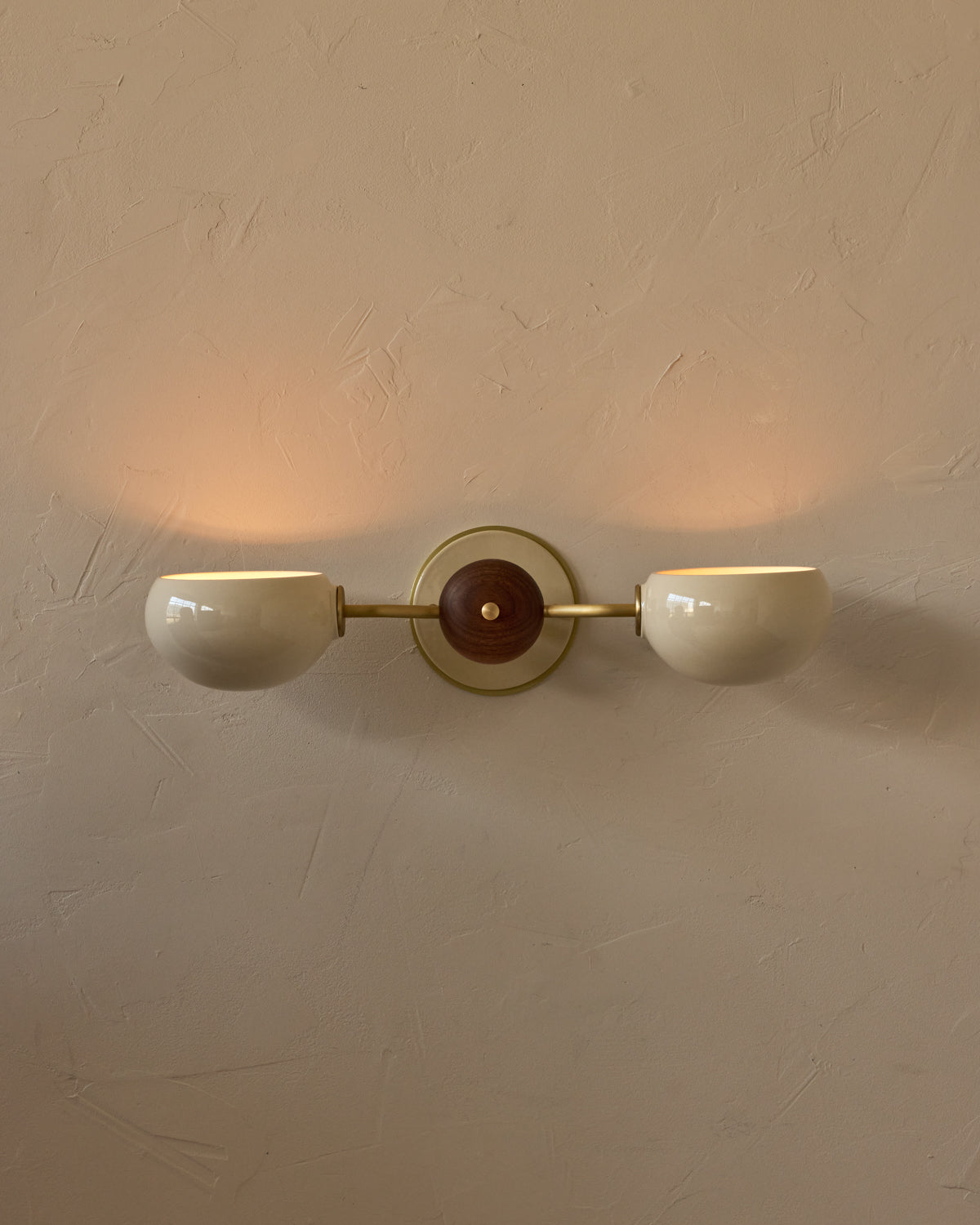 #ceramic-finish_cream #metal-finish_satin brass #wood-finish_black walnut
