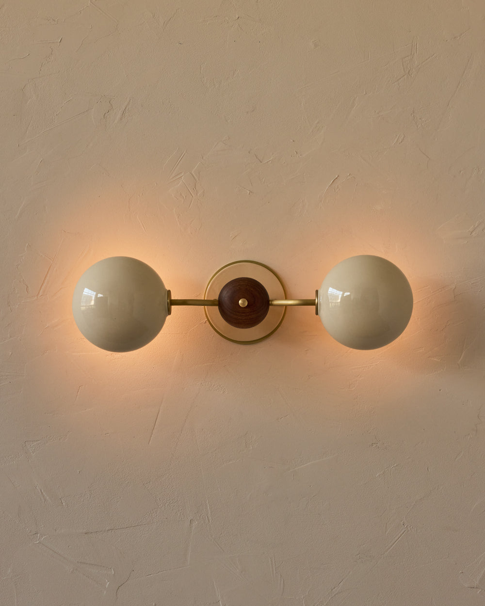 #ceramic-finish_cream #metal-finish_satin brass #wood-finish_black walnut