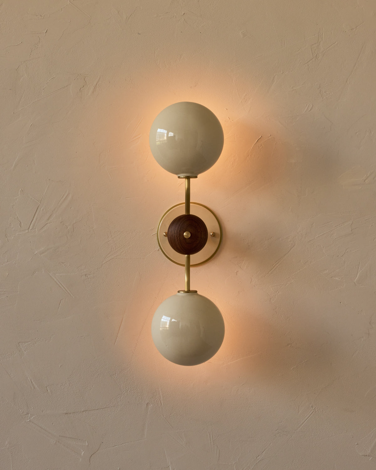#ceramic-finish_cream #metal-finish_satin brass #wood-finish_black walnut