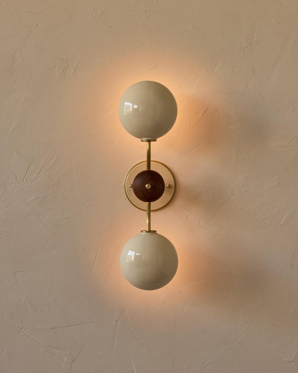 #ceramic-finish_cream #metal-finish_satin brass #wood-finish_black walnut