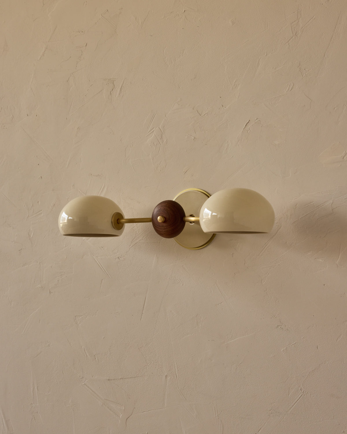 #ceramic-finish_cream #metal-finish_satin brass #wood-finish_black walnut