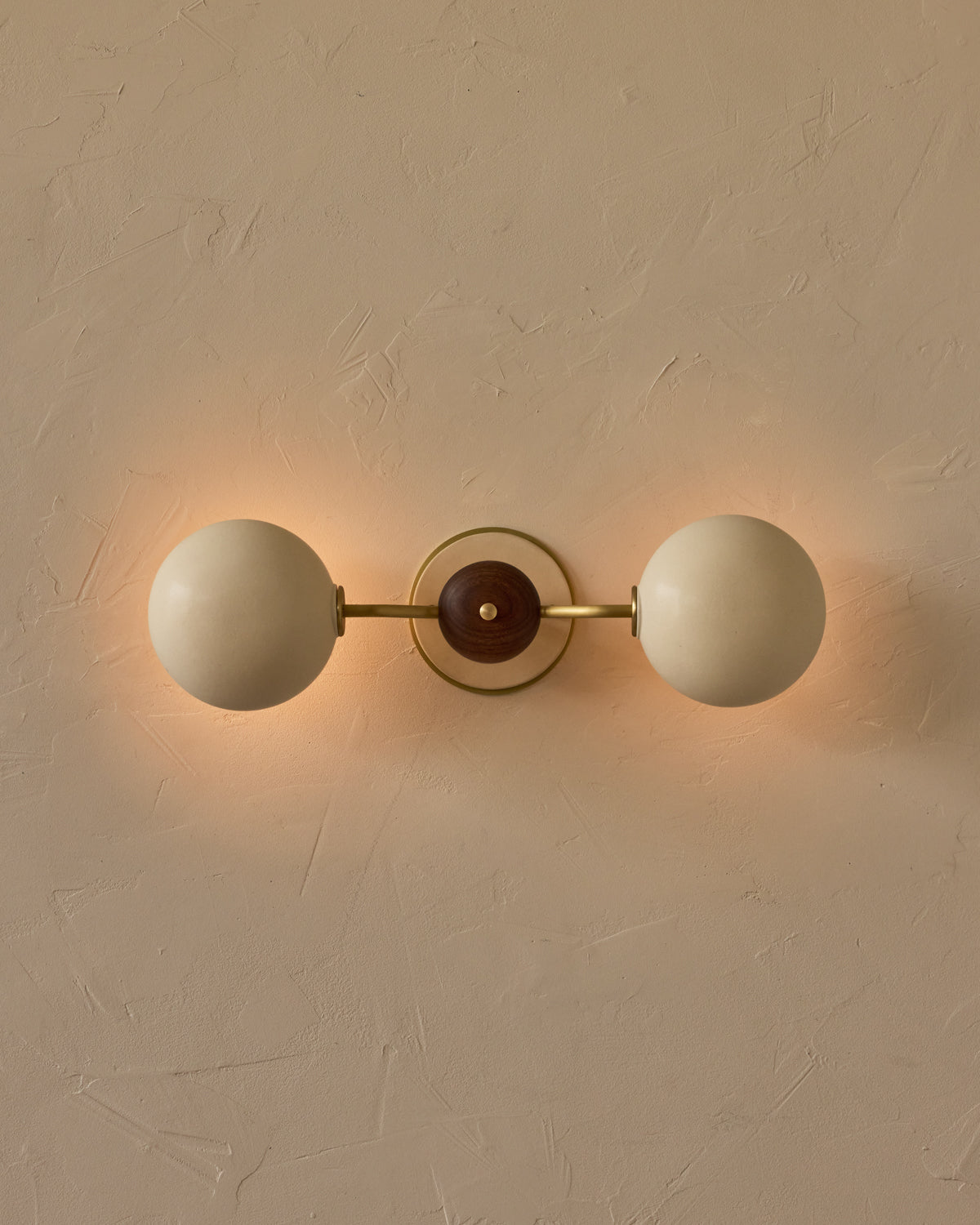 #ceramic-finish_dove #metal-finish_satin brass #wood-finish_black walnut