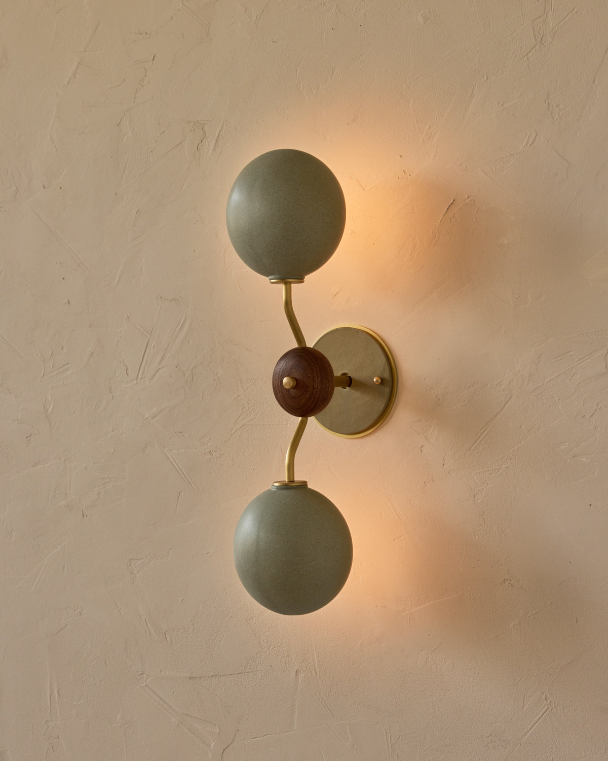 #ceramic-finish_olivine #metal-finish_satin brass #wood-finish_black walnut