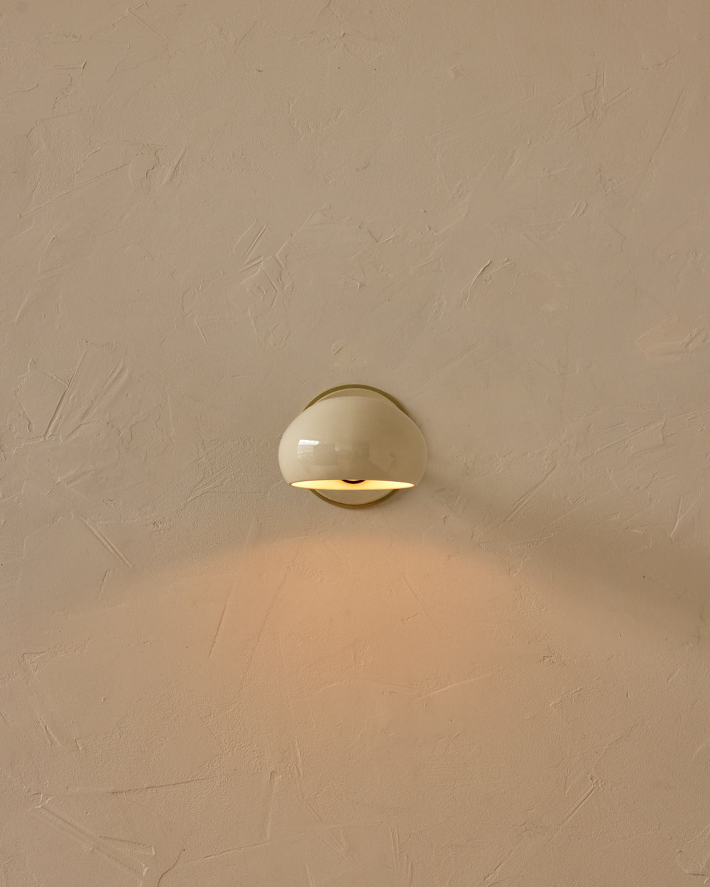 #ceramic-finish_cream #metal-finish_satin brass