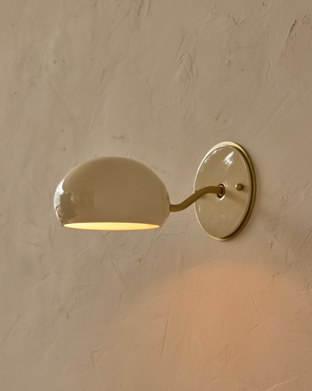 #ceramic-finish_cream #metal-finish_satin brass