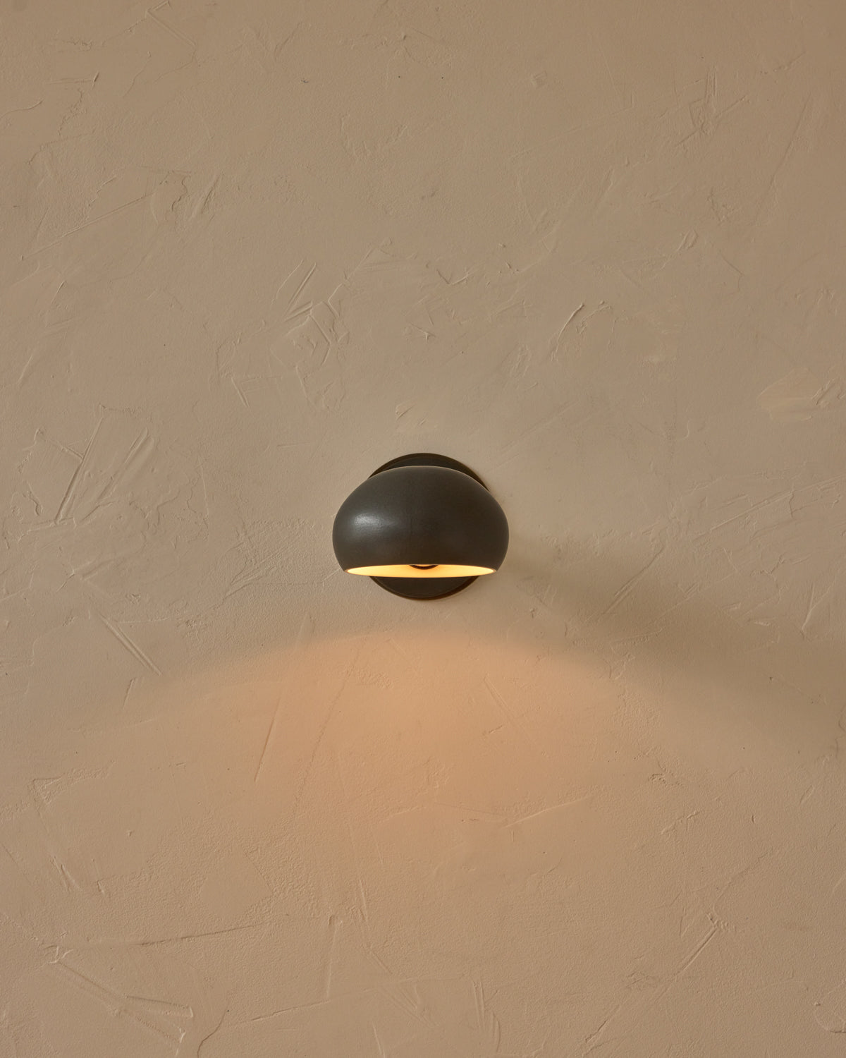 #ceramic-finish_almost black #metal-finish_antique brass