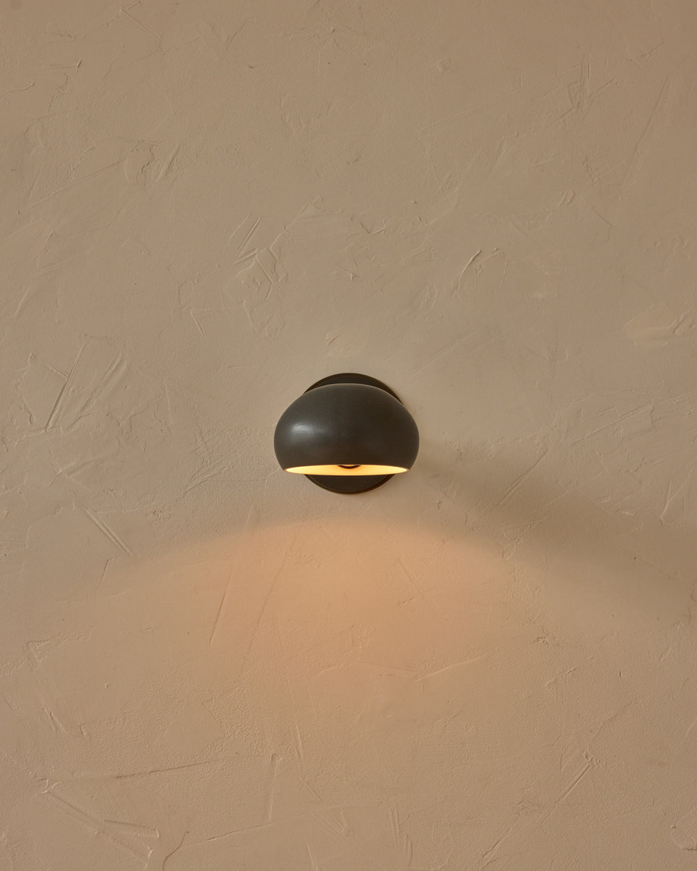 #ceramic-finish_almost black #metal-finish_antique brass
