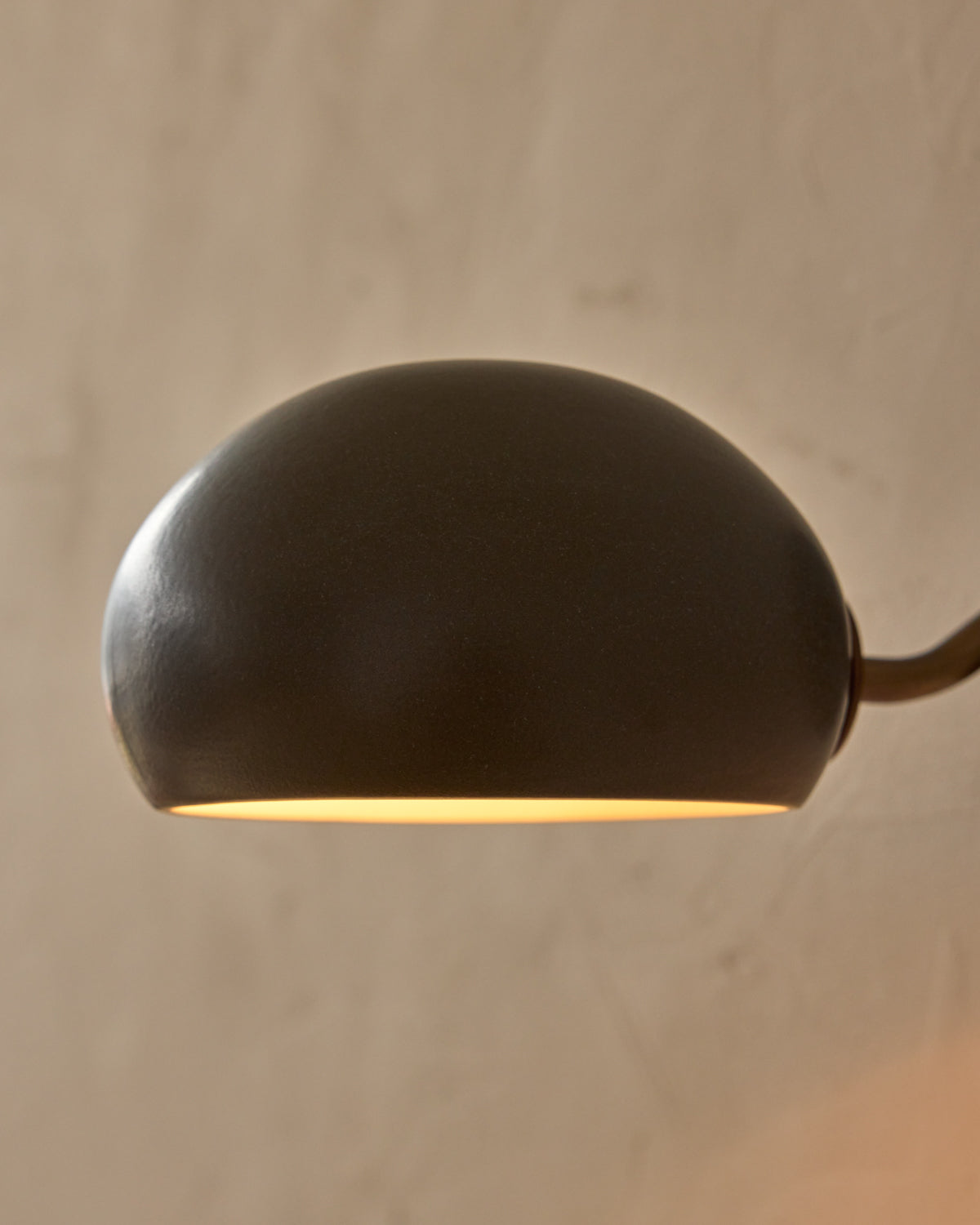 #ceramic-finish_almost black #metal-finish_antique brass