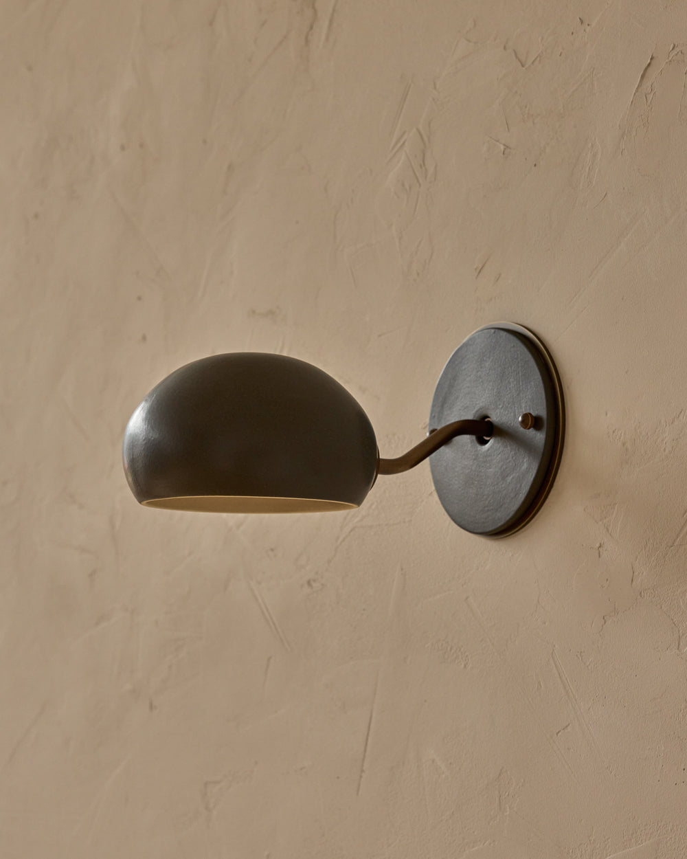 #ceramic-finish_almost black #metal-finish_antique brass