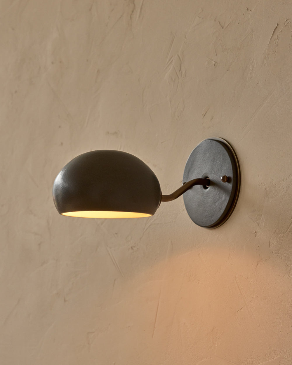 #ceramic-finish_almost black #metal-finish_antique brass
