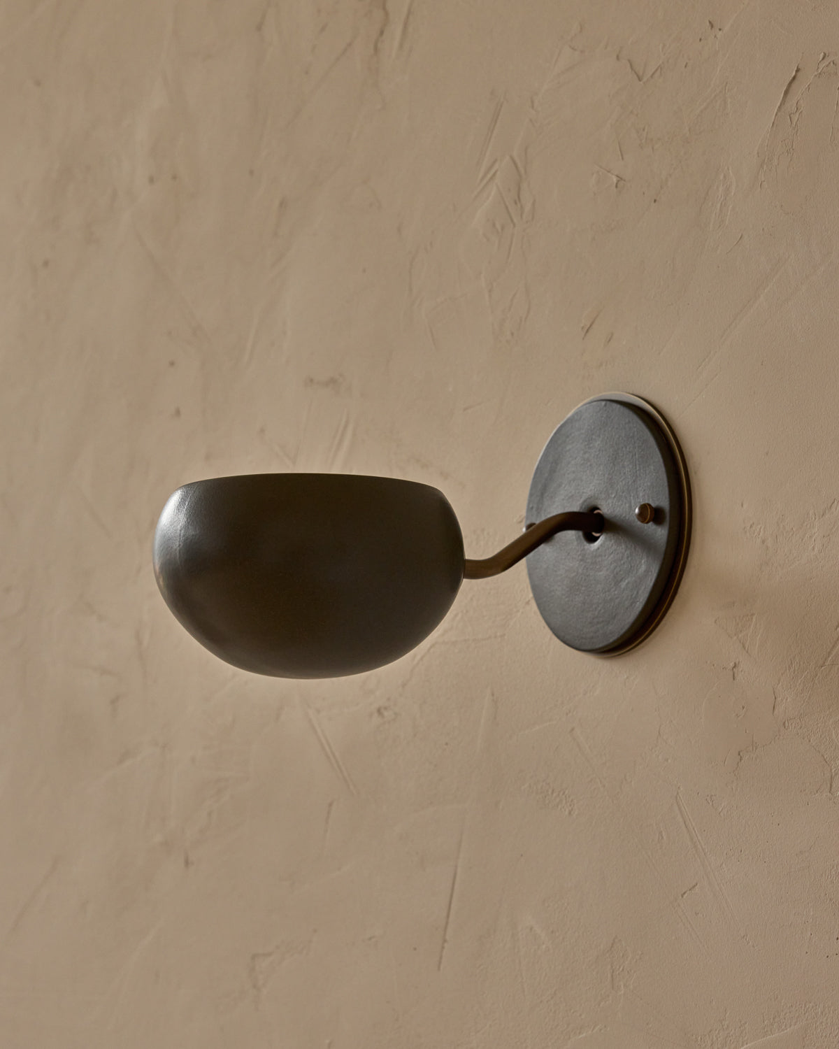 #ceramic-finish_almost black #metal-finish_antique brass
