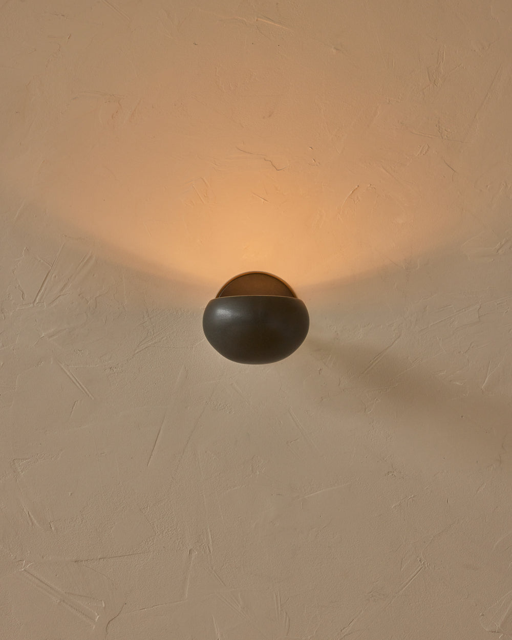 #ceramic-finish_almost black #metal-finish_antique brass