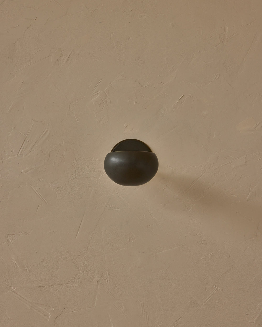 #ceramic-finish_almost black #metal-finish_antique brass