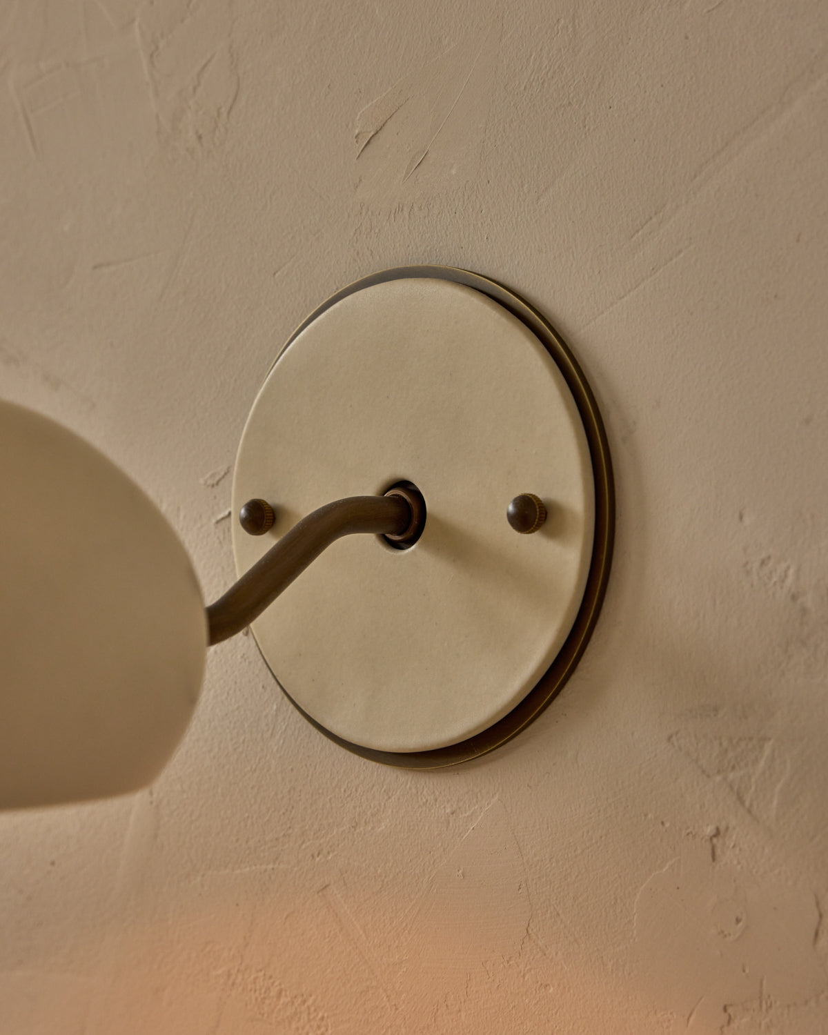 #ceramic-finish_dove #metal-finish_antique brass