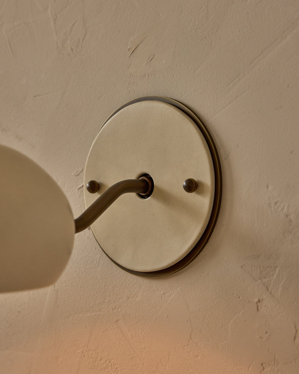 #ceramic-finish_dove #metal-finish_antique brass