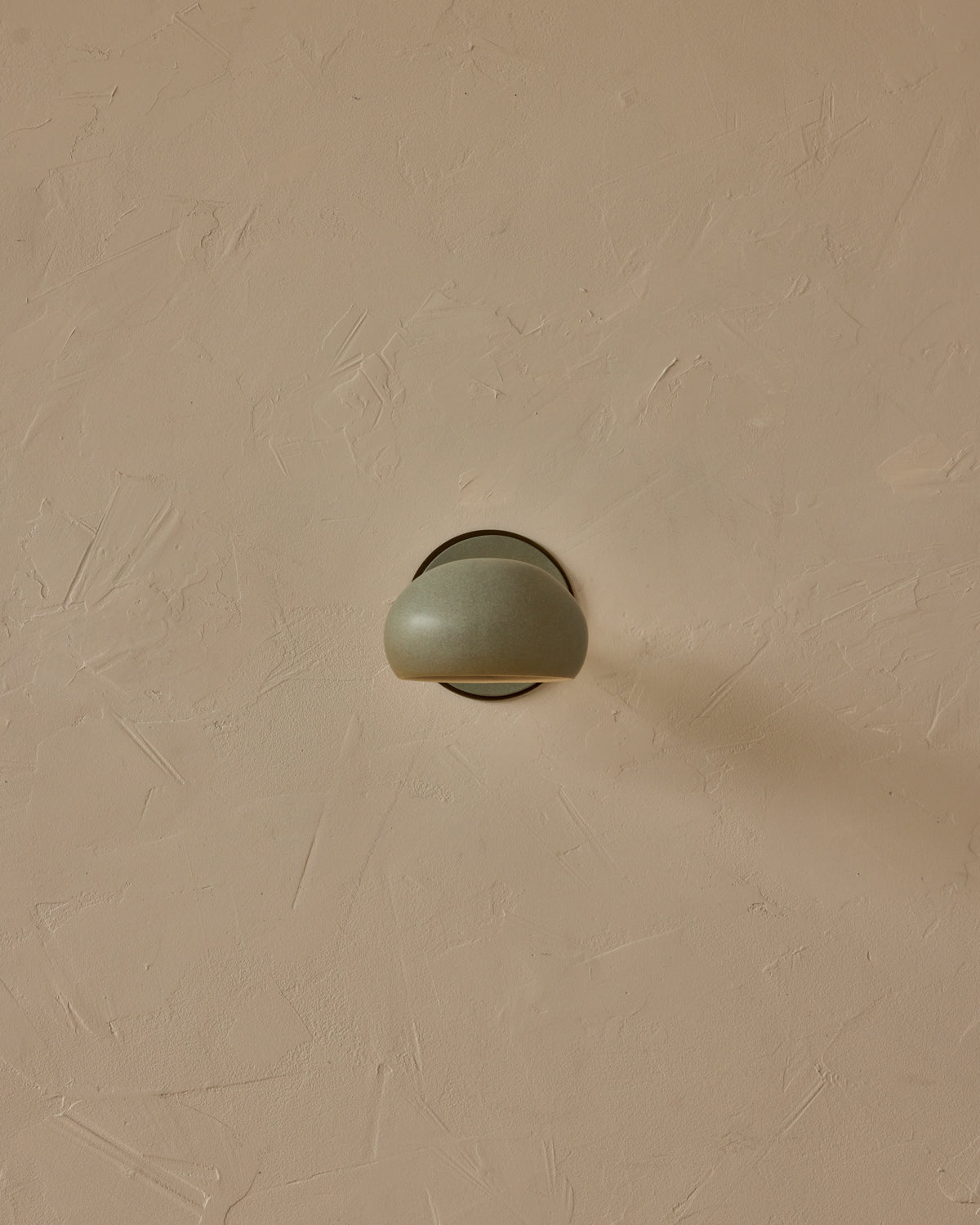 #ceramic-finish_olivine #metal-finish_antique brass