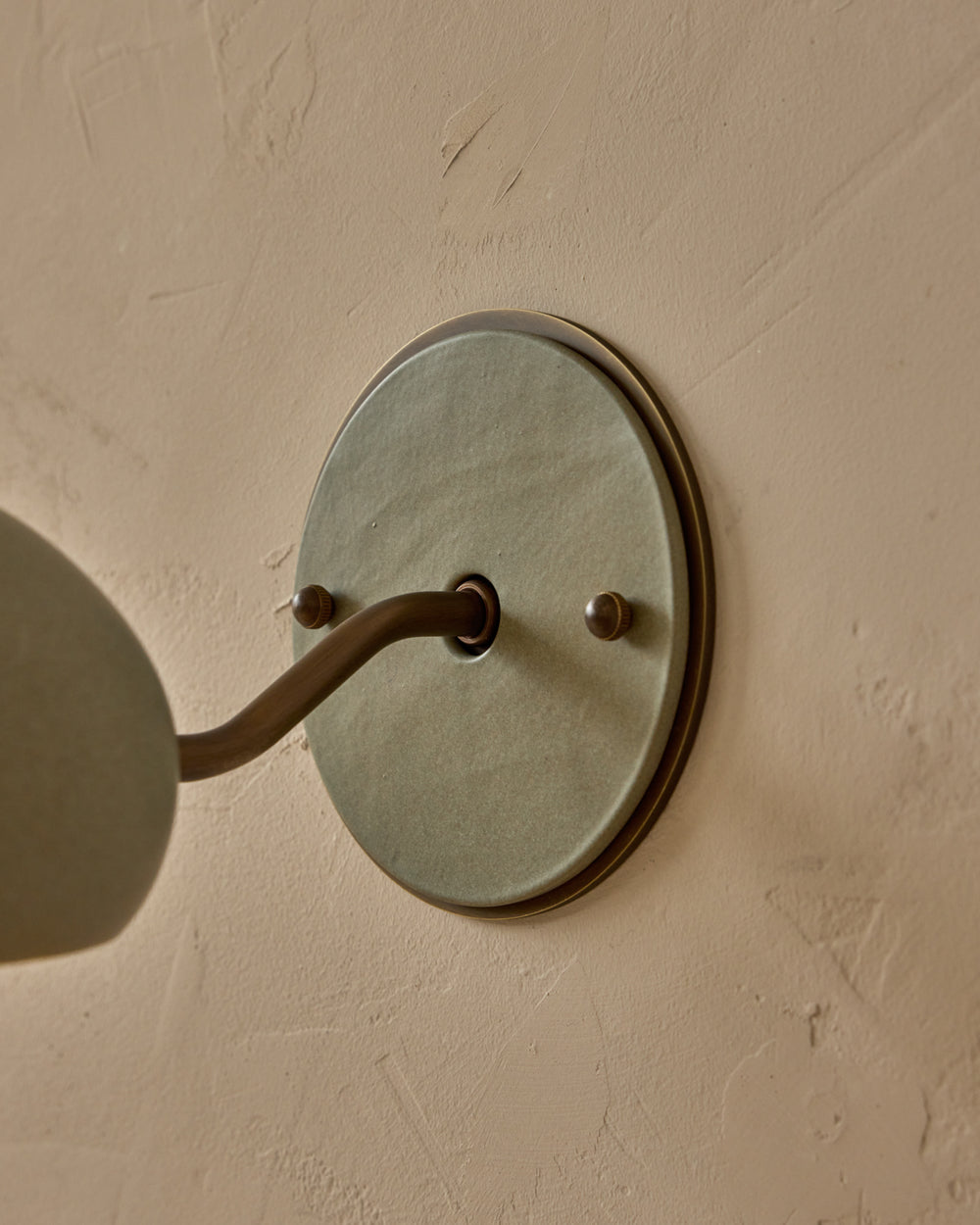 #ceramic-finish_olivine #metal-finish_antique brass