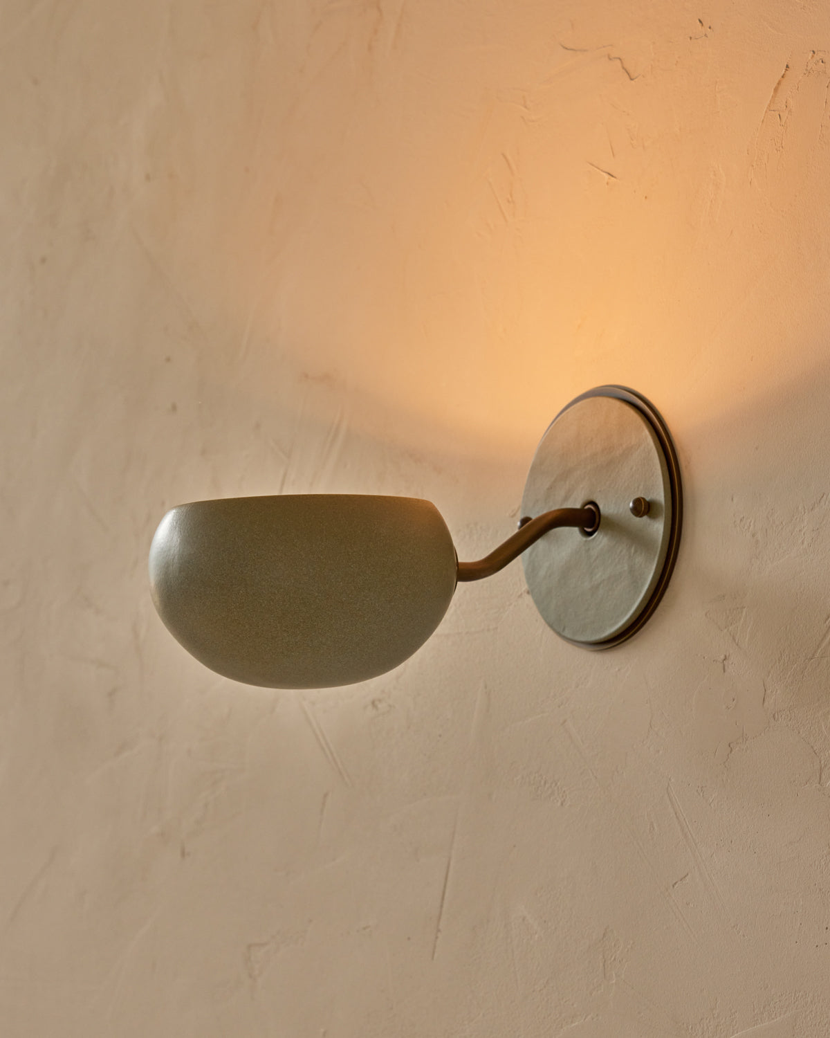 #ceramic-finish_olivine #metal-finish_antique brass