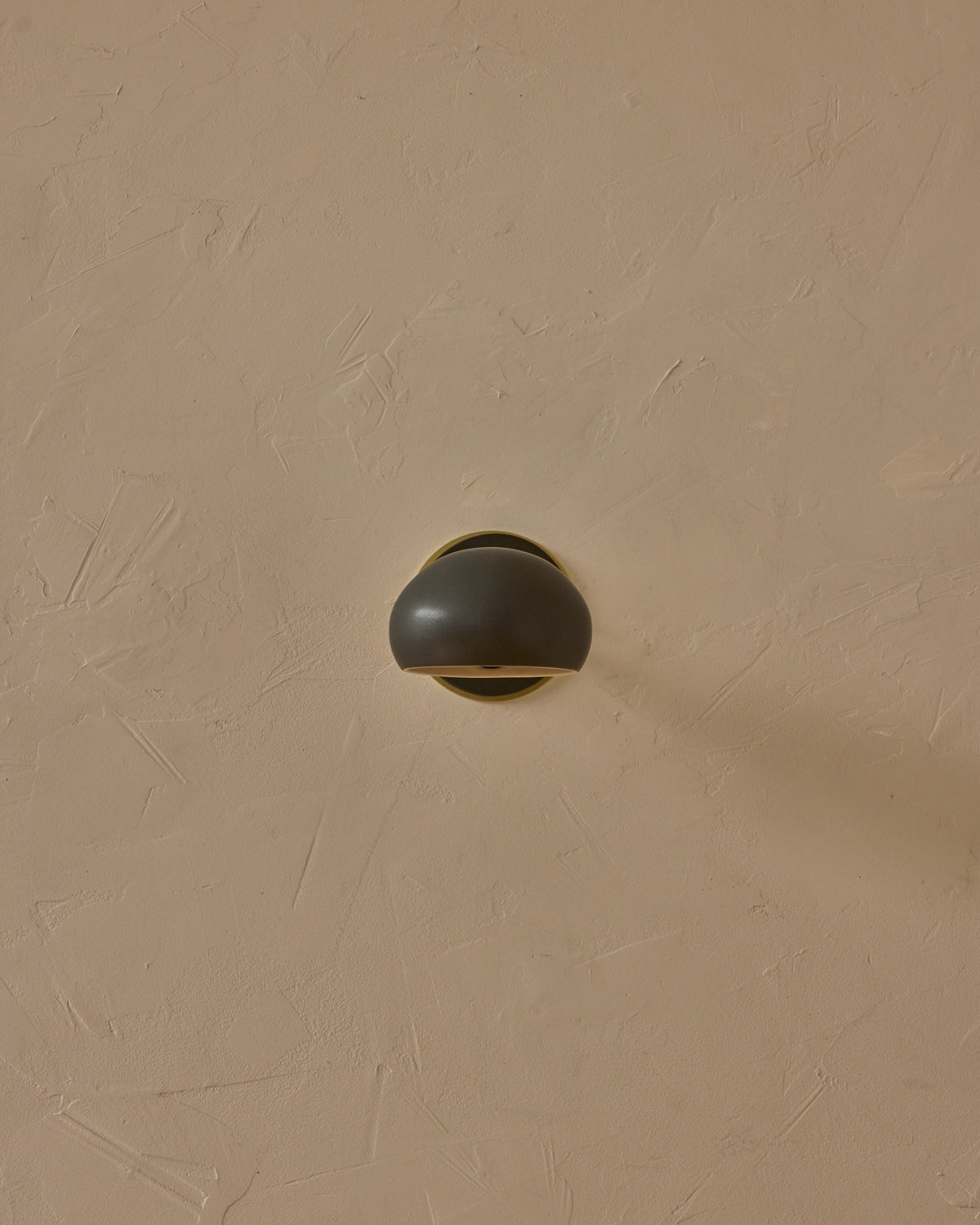 #ceramic-finish_almost black #metal-finish_satin brass