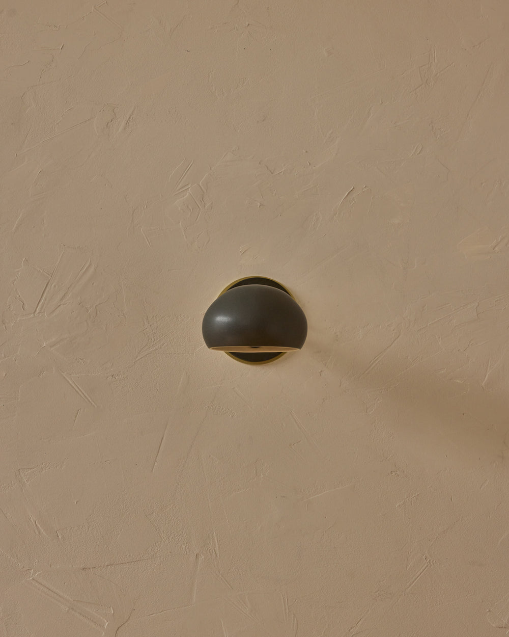 #ceramic-finish_almost black #metal-finish_satin brass