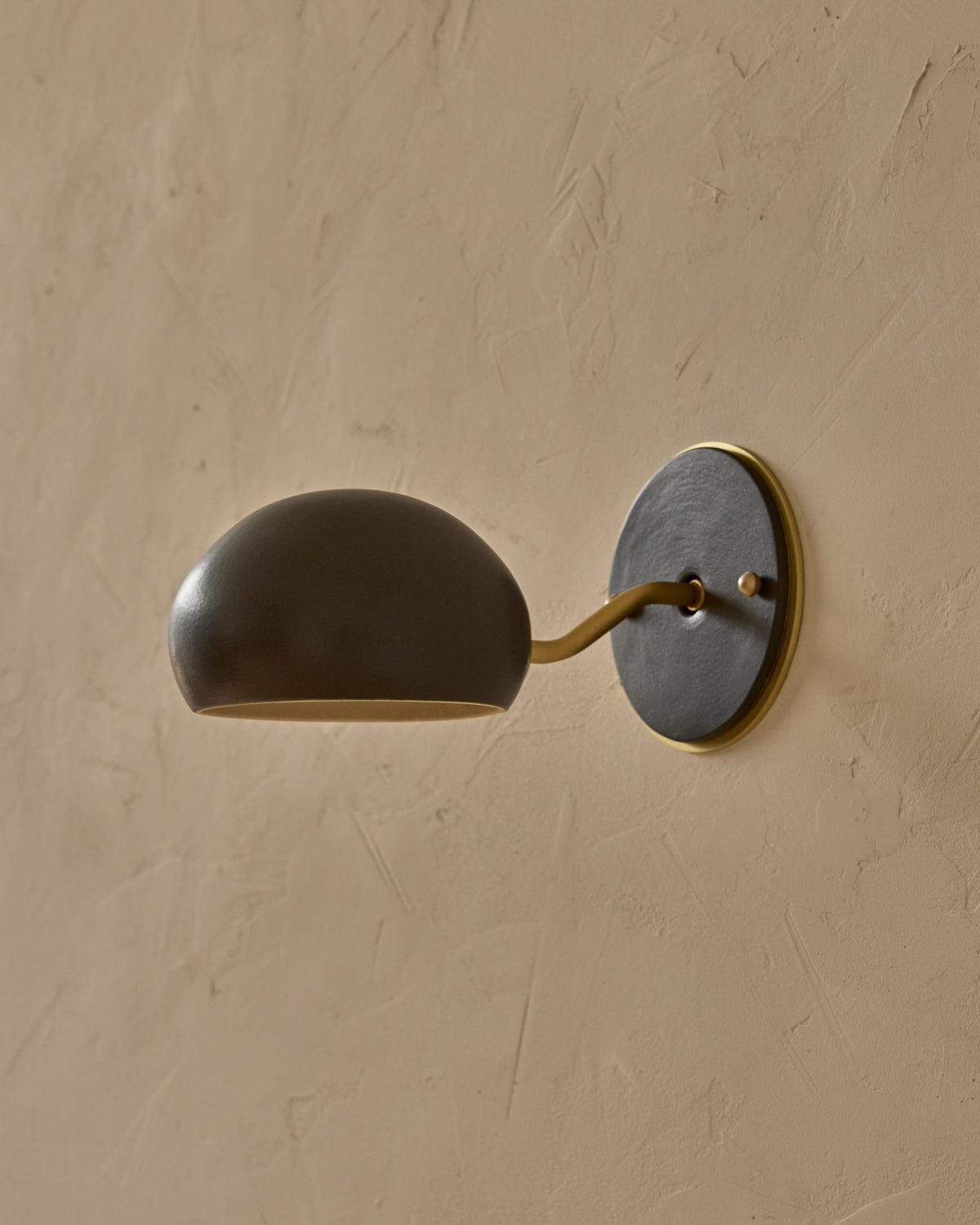 #ceramic-finish_almost black #metal-finish_satin brass