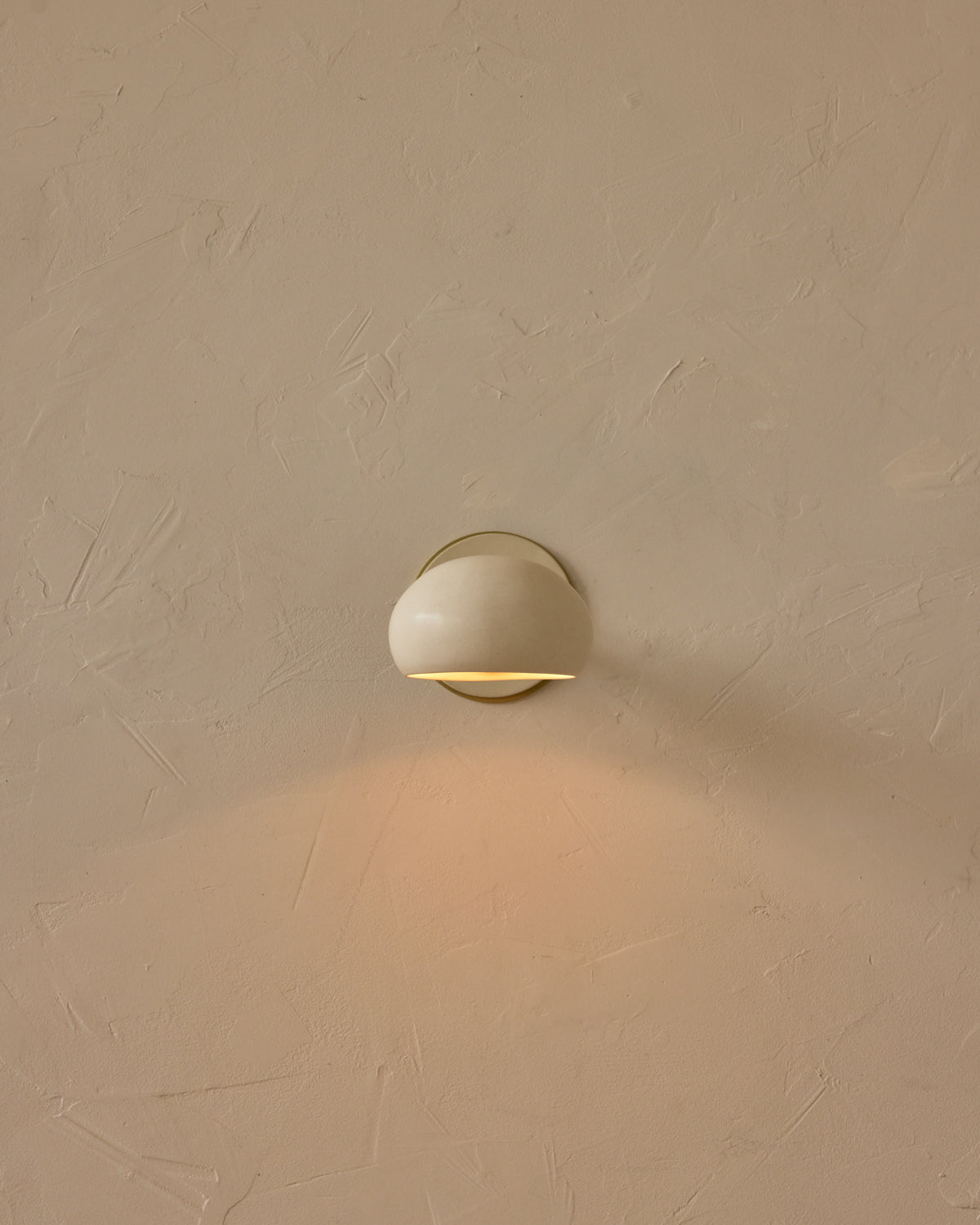 #ceramic-finish_dove #metal-finish_satin brass