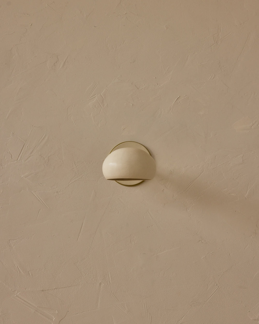 #ceramic-finish_dove #metal-finish_satin brass