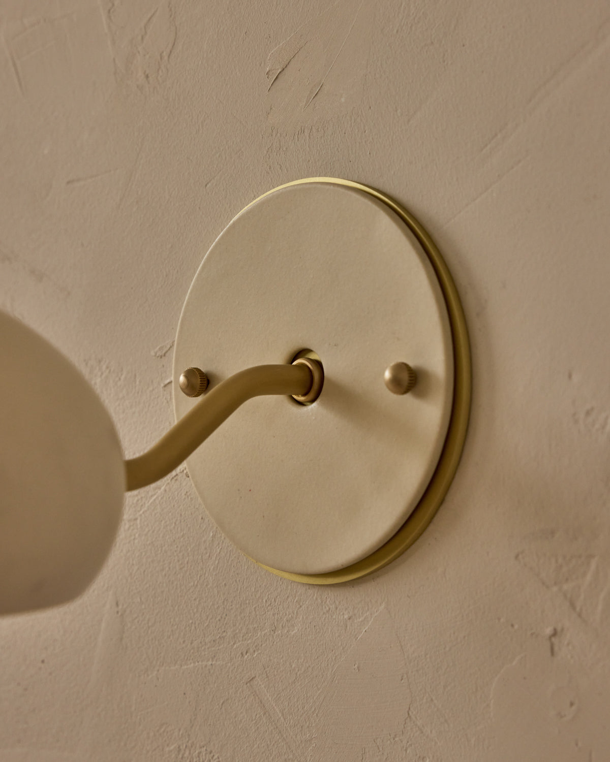 #ceramic-finish_dove #metal-finish_satin brass