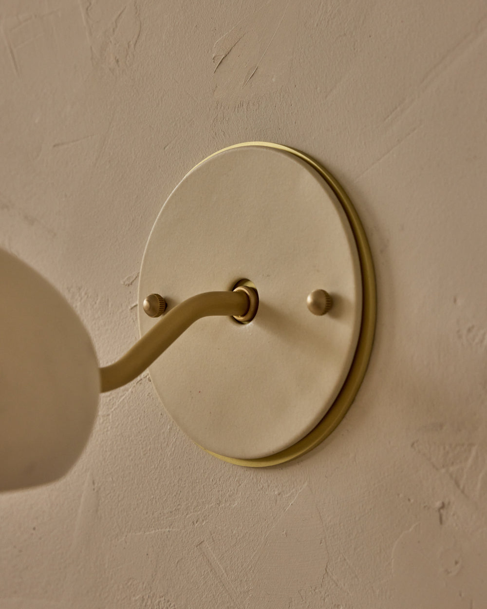 #ceramic-finish_dove #metal-finish_satin brass