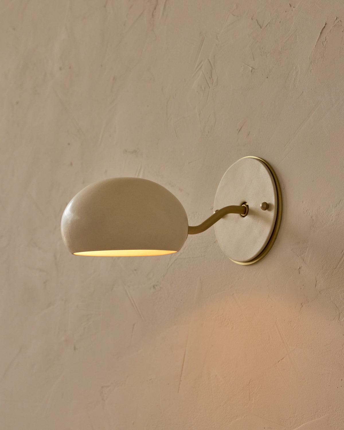 #ceramic-finish_dove #metal-finish_satin brass