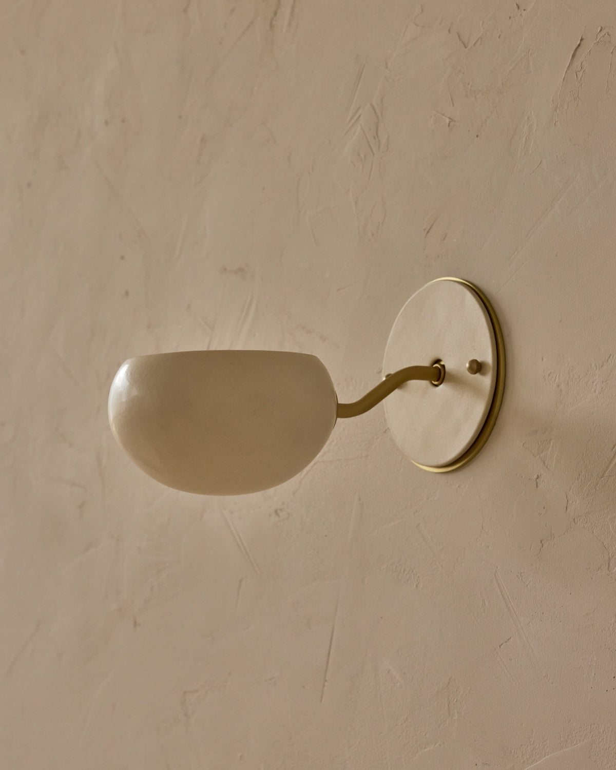 #ceramic-finish_dove #metal-finish_satin brass