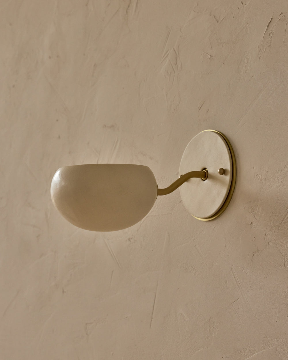 #ceramic-finish_dove #metal-finish_satin brass