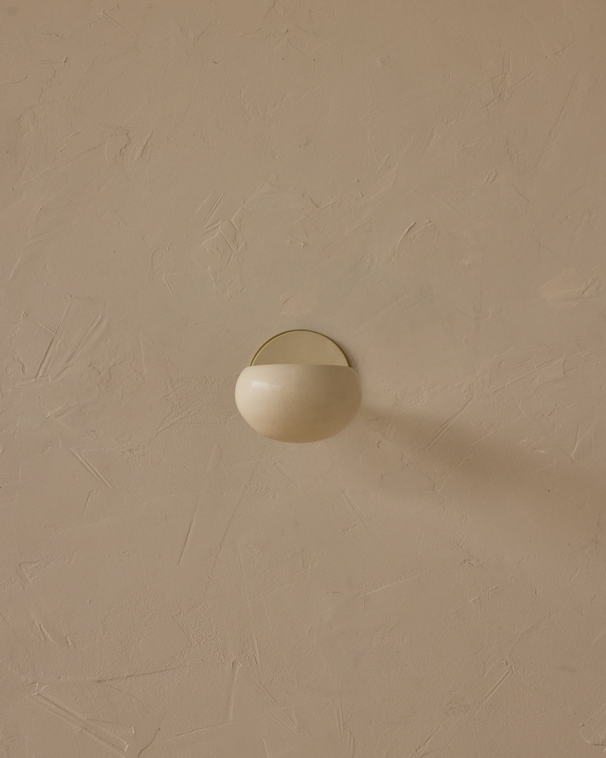 #ceramic-finish_dove #metal-finish_satin brass
