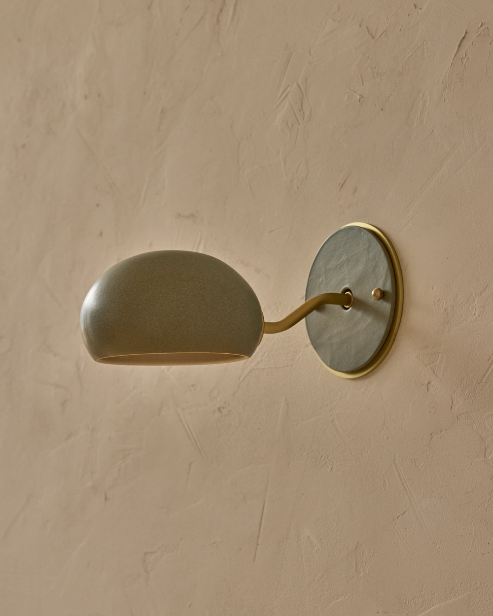 #ceramic-finish_olivine #metal-finish_satin brass