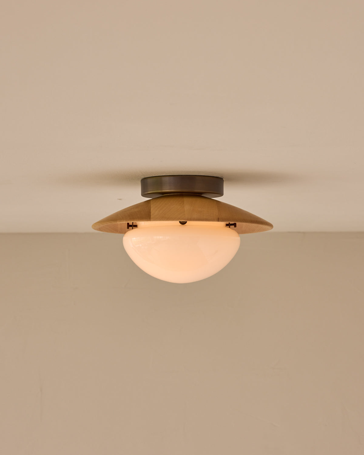 #shade-finish_natural maple #metal-finish_antique brass