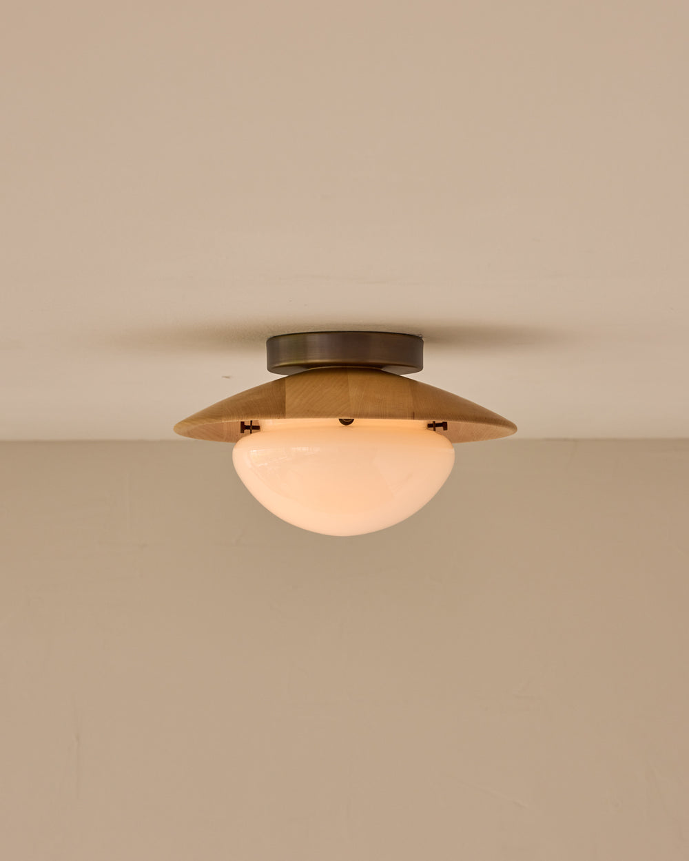 #shade-finish_natural maple #metal-finish_antique brass