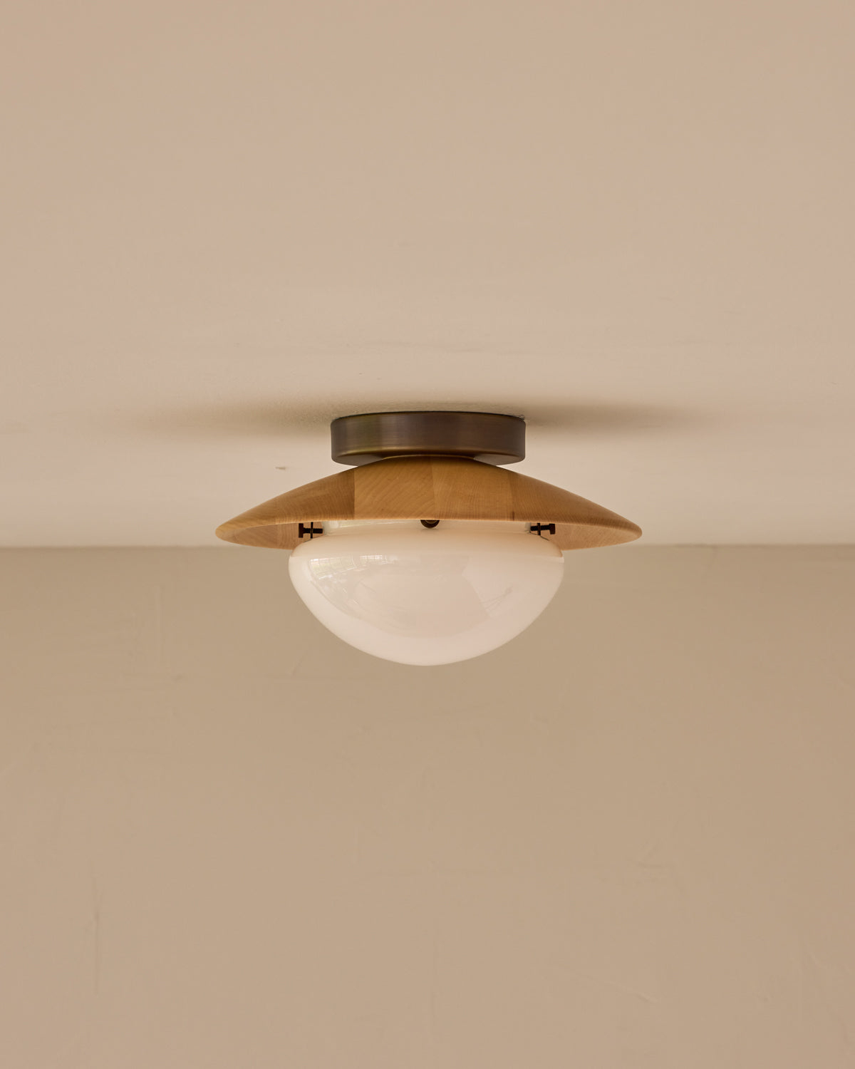 #shade-finish_natural maple #metal-finish_antique brass