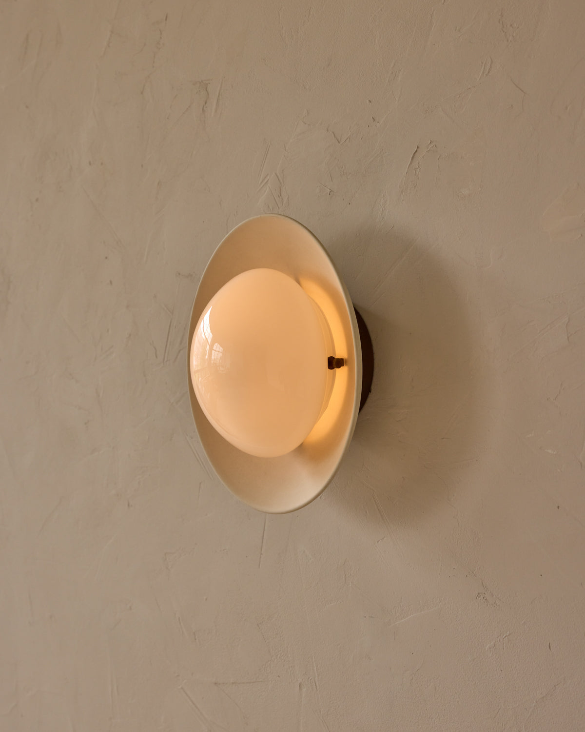#shade-finish_biscuit ceramic #metal-finish_antique brass