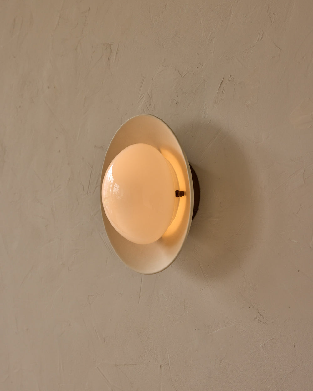 #shade-finish_biscuit ceramic #metal-finish_antique brass