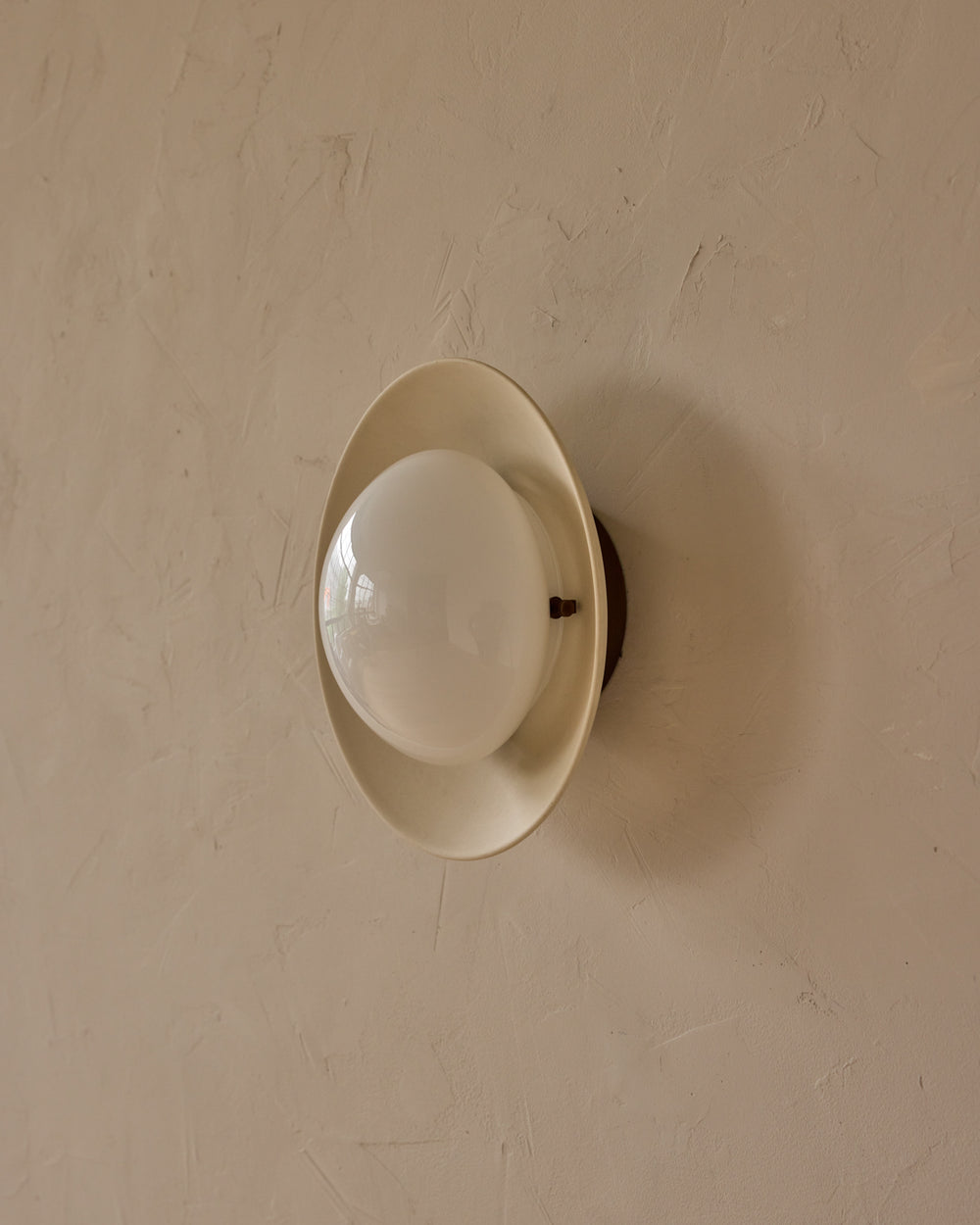 #shade-finish_biscuit ceramic #metal-finish_antique brass