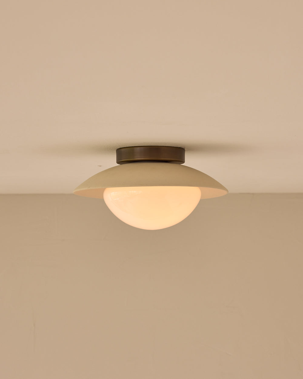 #shade-finish_biscuit ceramic #metal-finish_antique brass