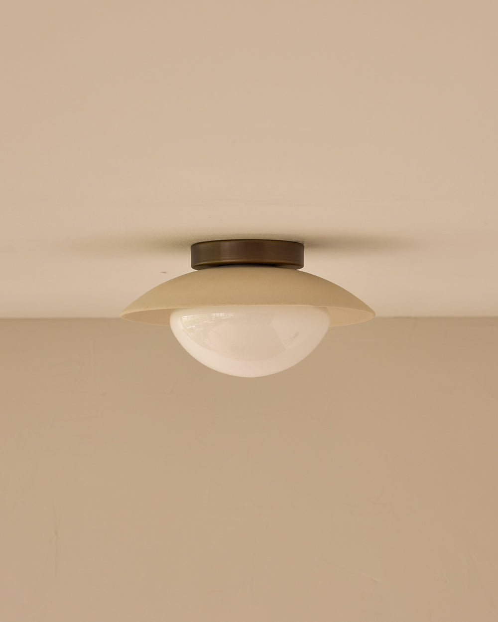 #shade-finish_biscuit ceramic #metal-finish_antique brass