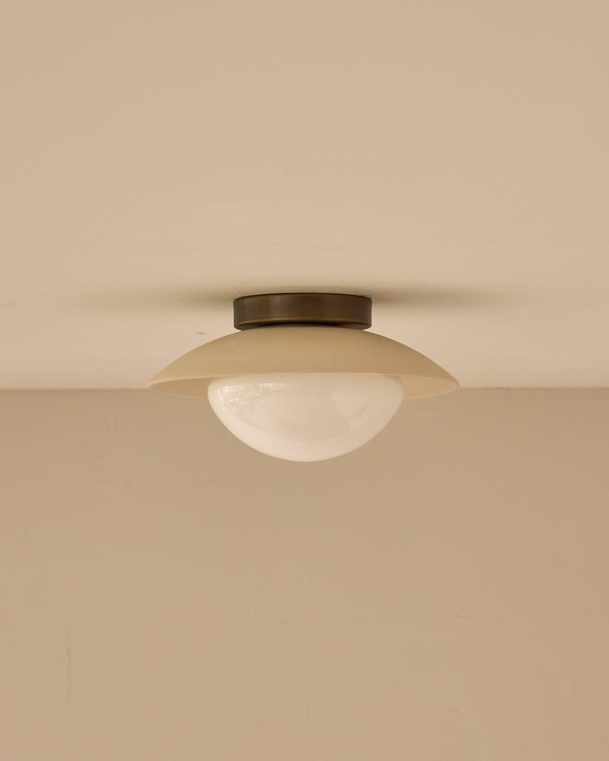 #shade-finish_biscuit ceramic #metal-finish_antique brass