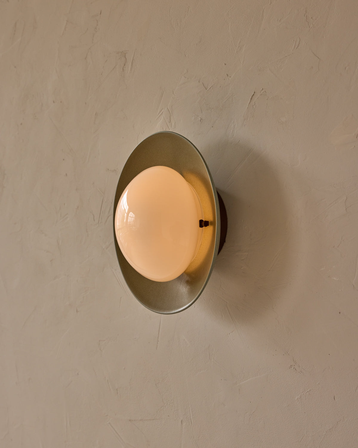 #shade-finish_olivine ceramic #metal-finish_antique brass