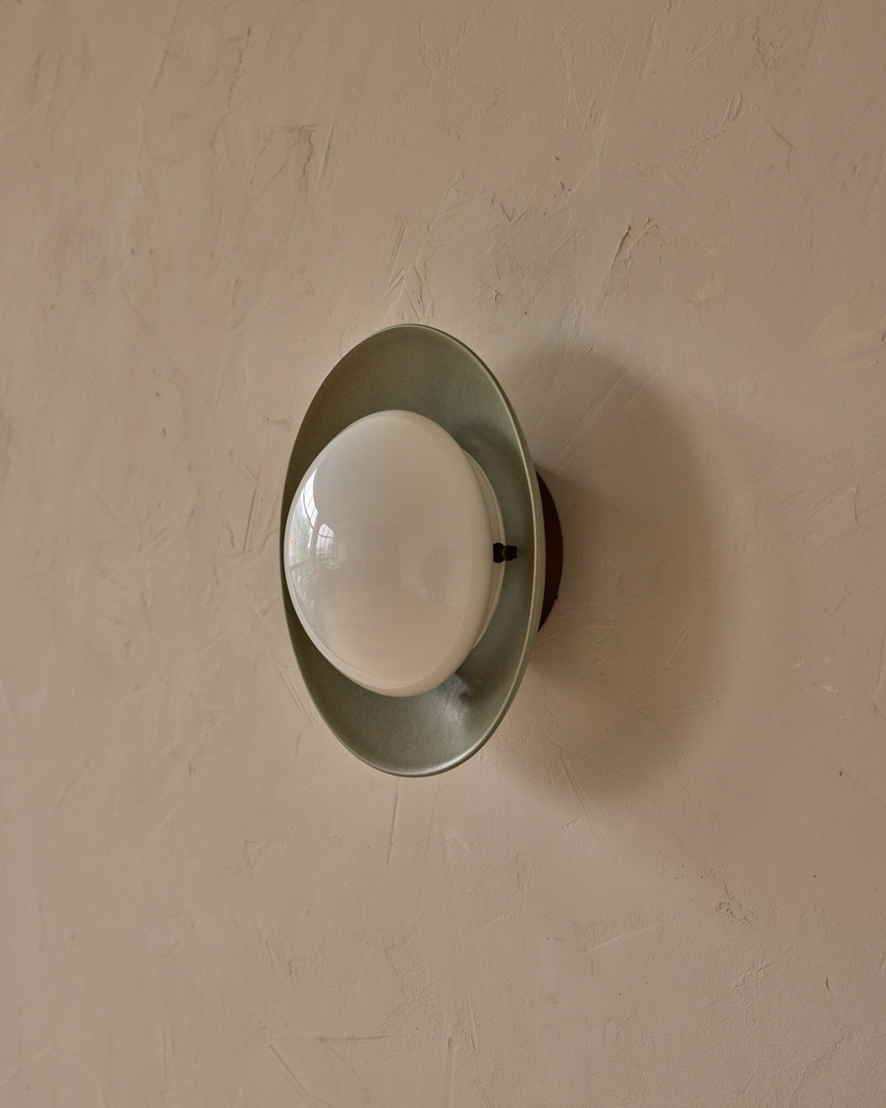 #shade-finish_olivine ceramic #metal-finish_antique brass