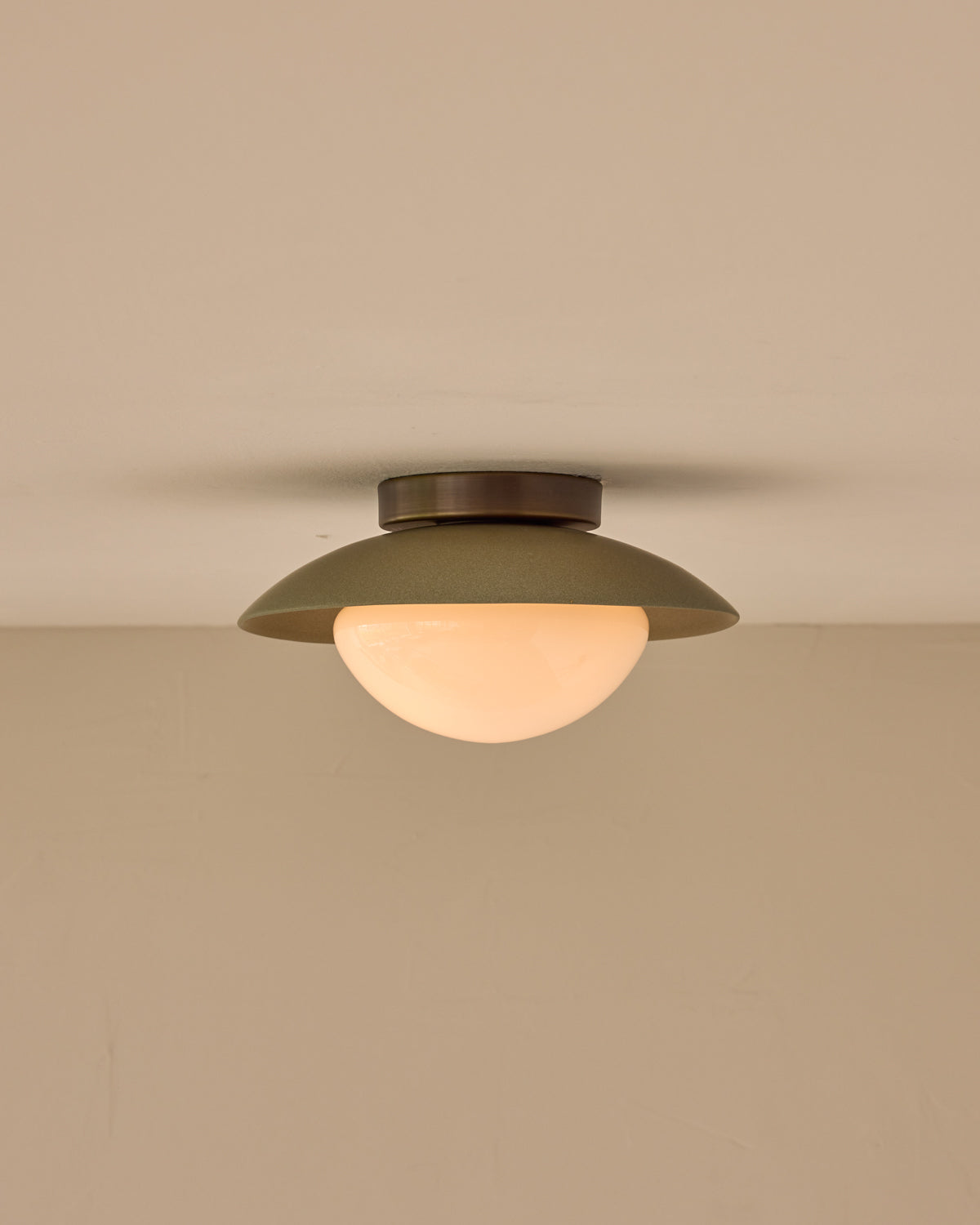 #shade-finish_olivine ceramic #metal-finish_antique brass