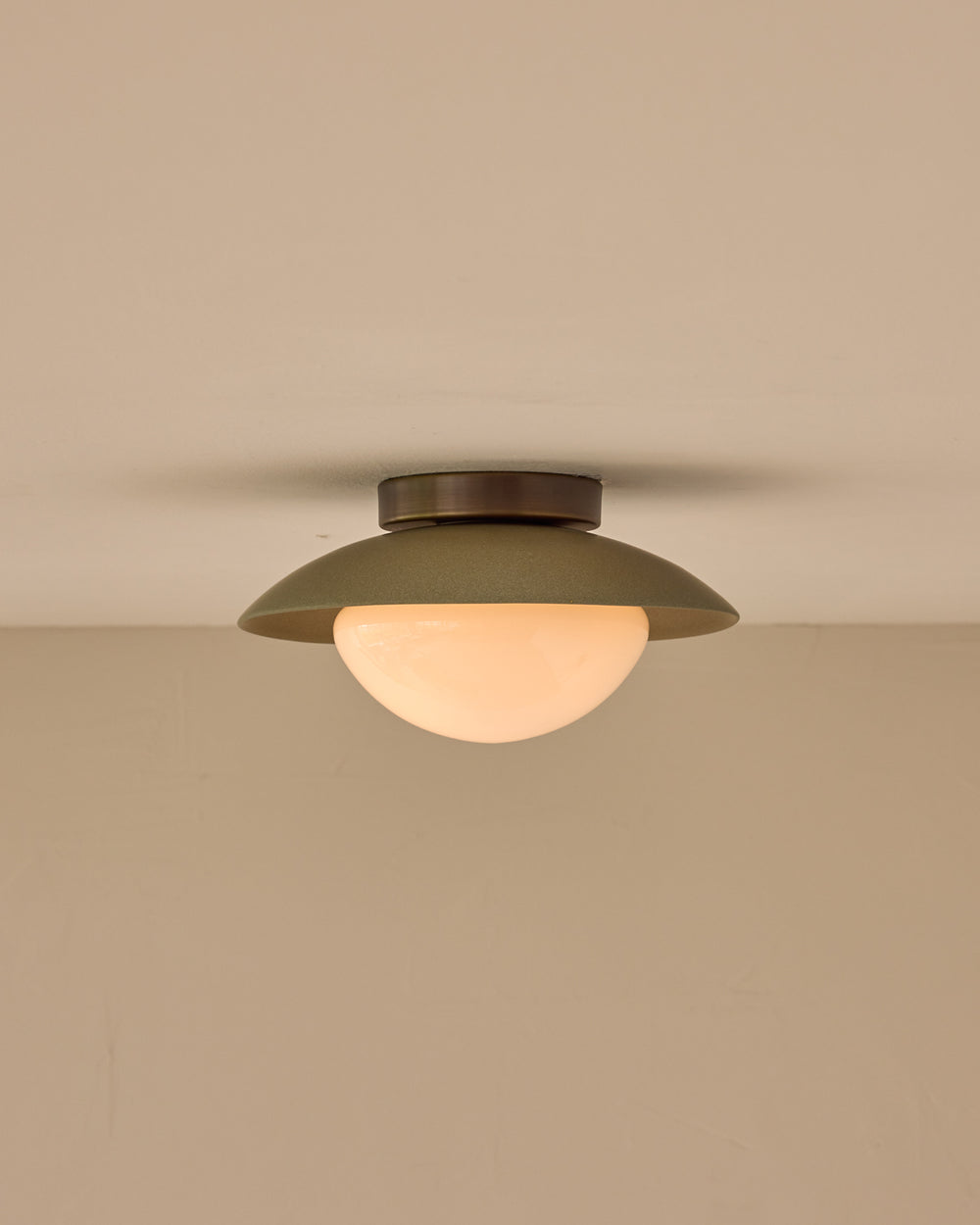 #shade-finish_olivine ceramic #metal-finish_antique brass