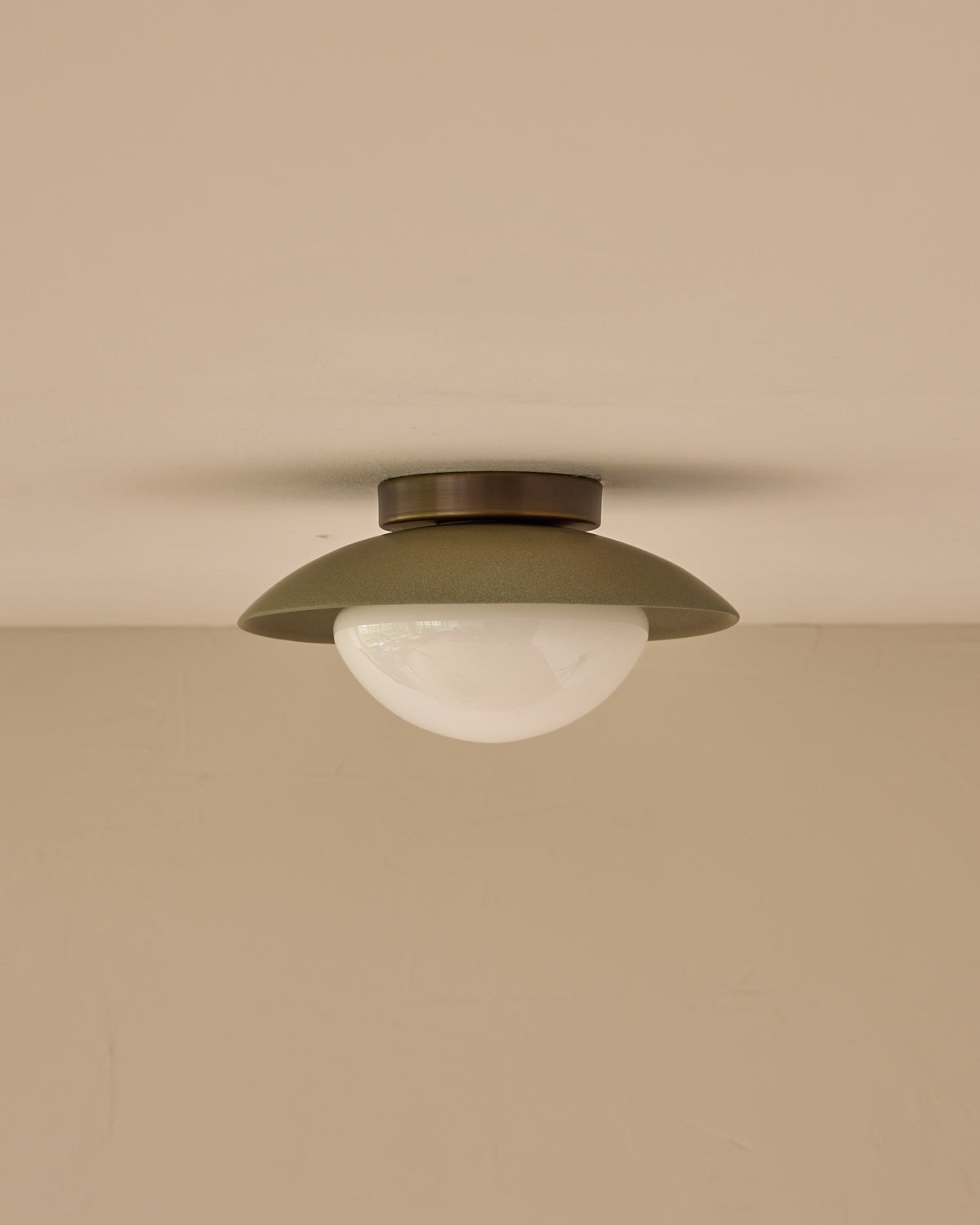 #shade-finish_olivine ceramic #metal-finish_antique brass